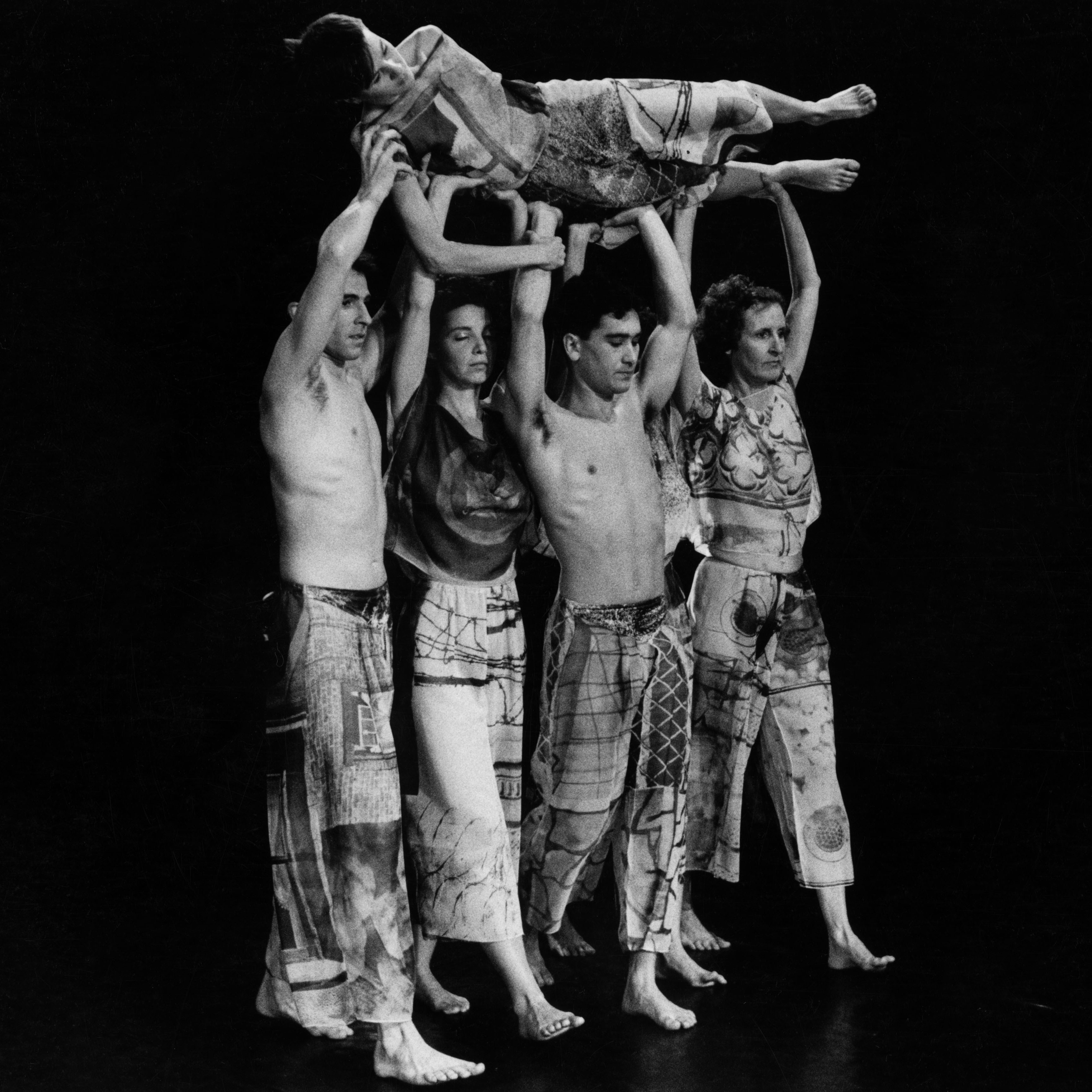 4 danseurs portant une danseuse