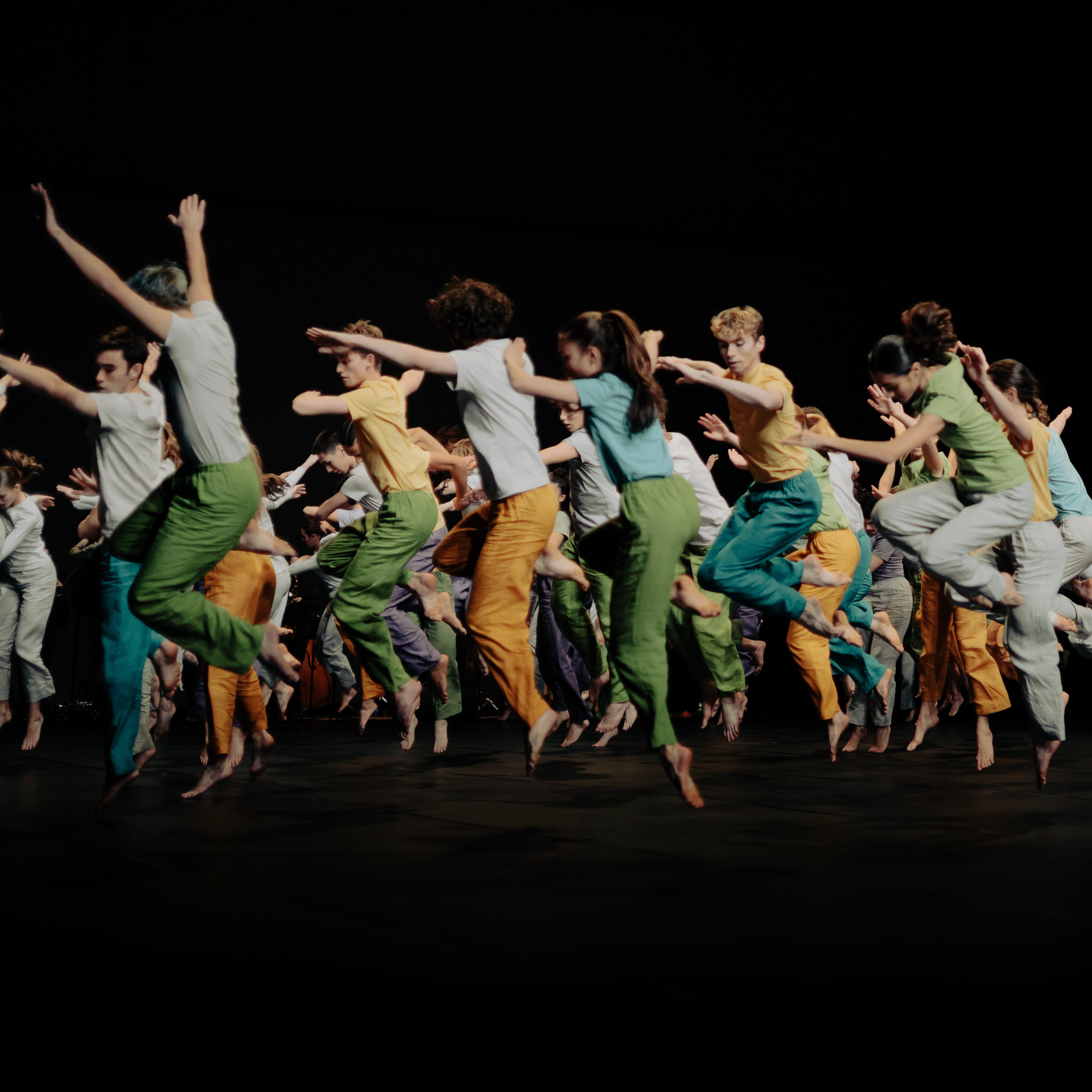 plusieurs danseurs habillés aux vêtements colorés