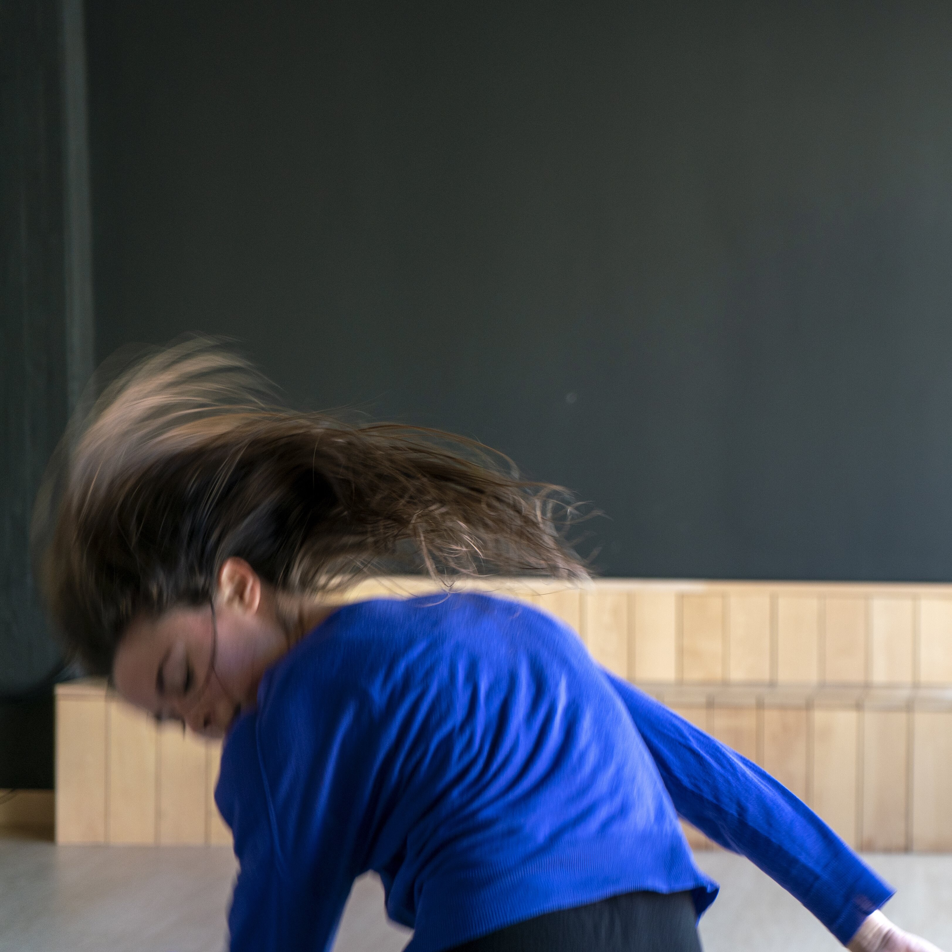 danseur avec chemise bleue se déplaçant rapidement vers le bas 