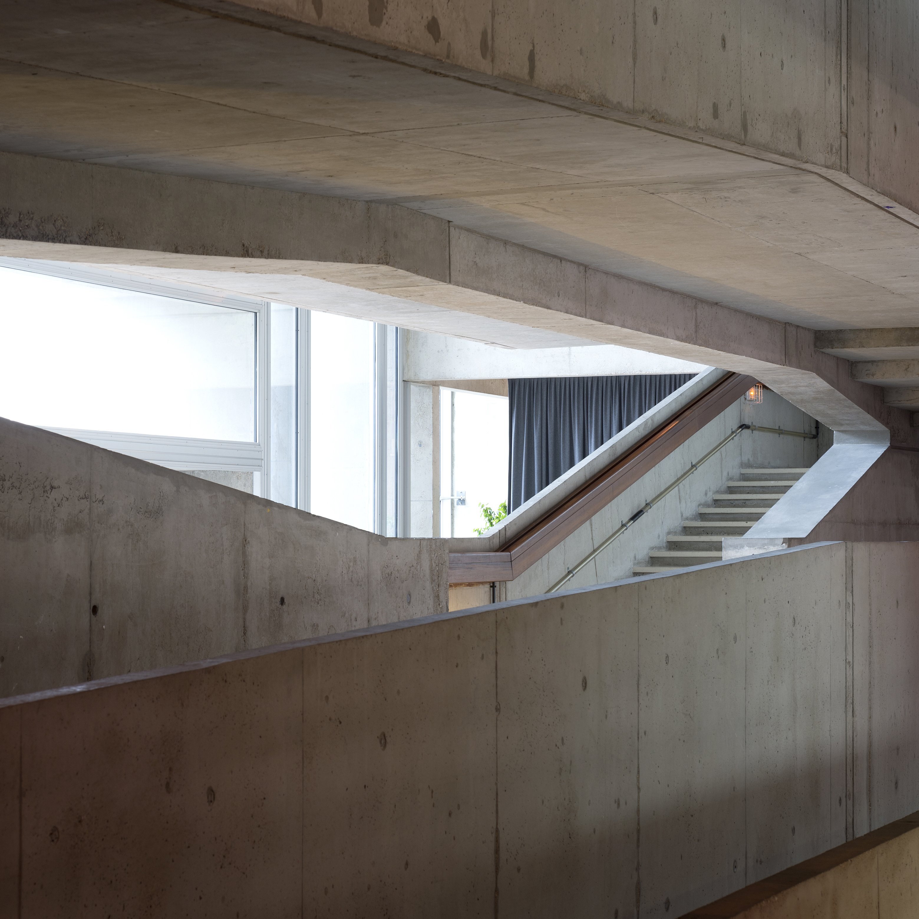 les escaliers d'un bâtiment en concrète