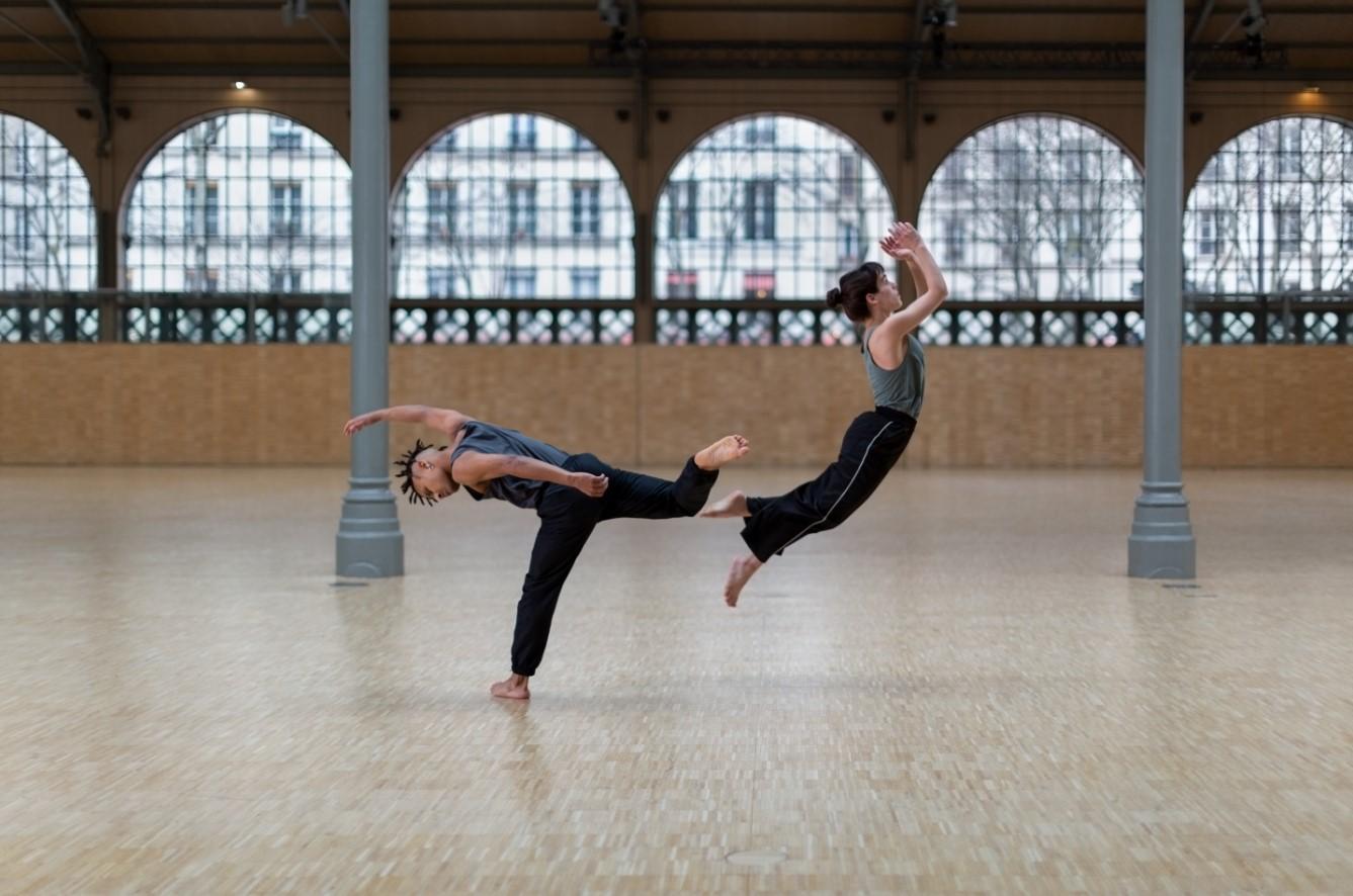deux danseurs sautant dans des directions opposées