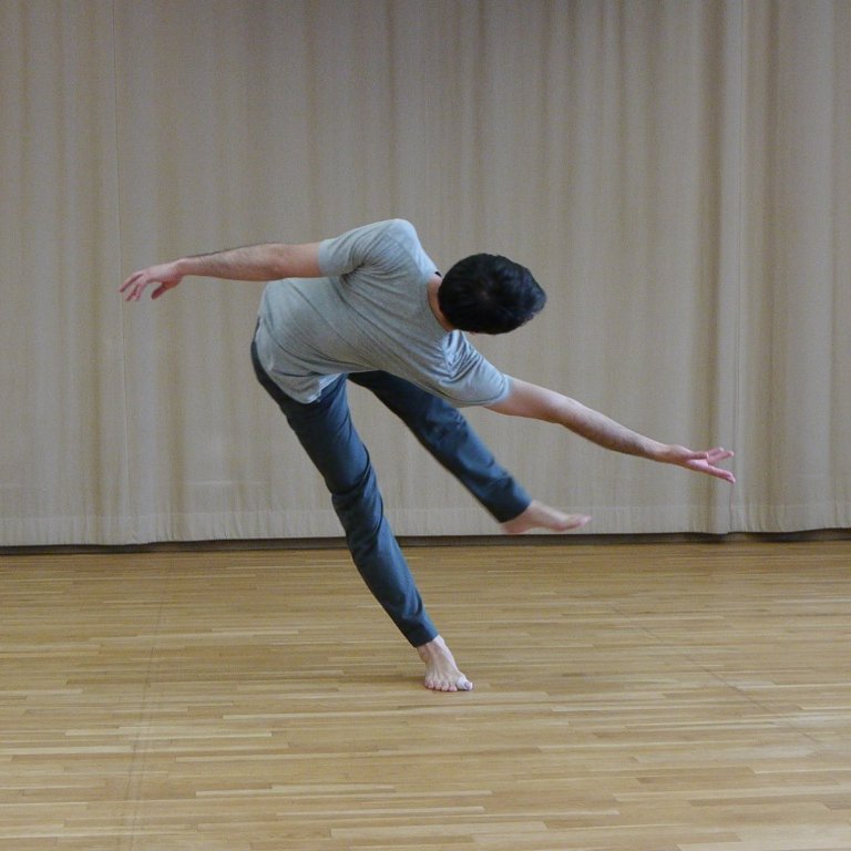 danseur initiant un mouvement de rotation dont le torse le bras s’élancent vers l’arrière