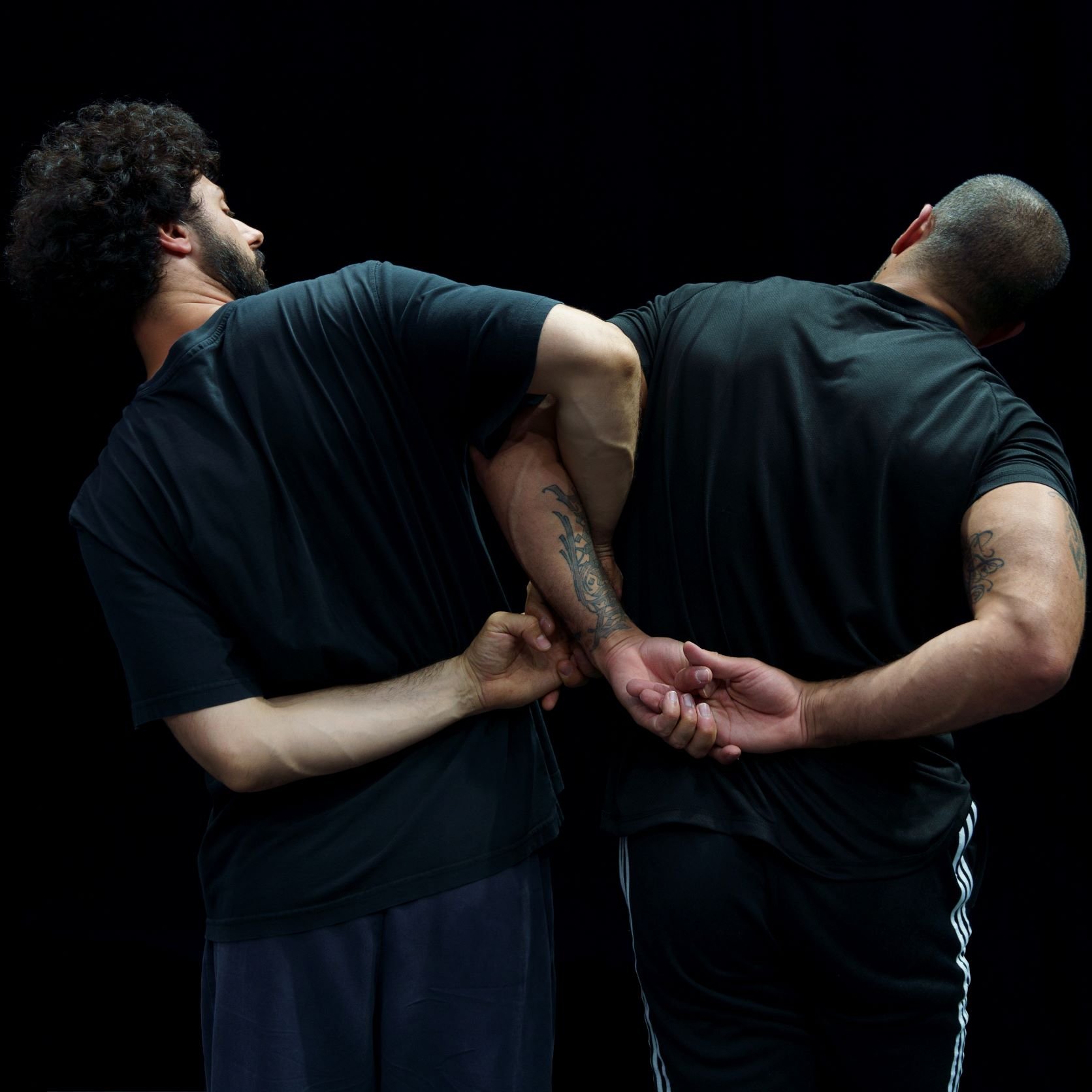 danseurs croisant les bras les uns avec l'autre