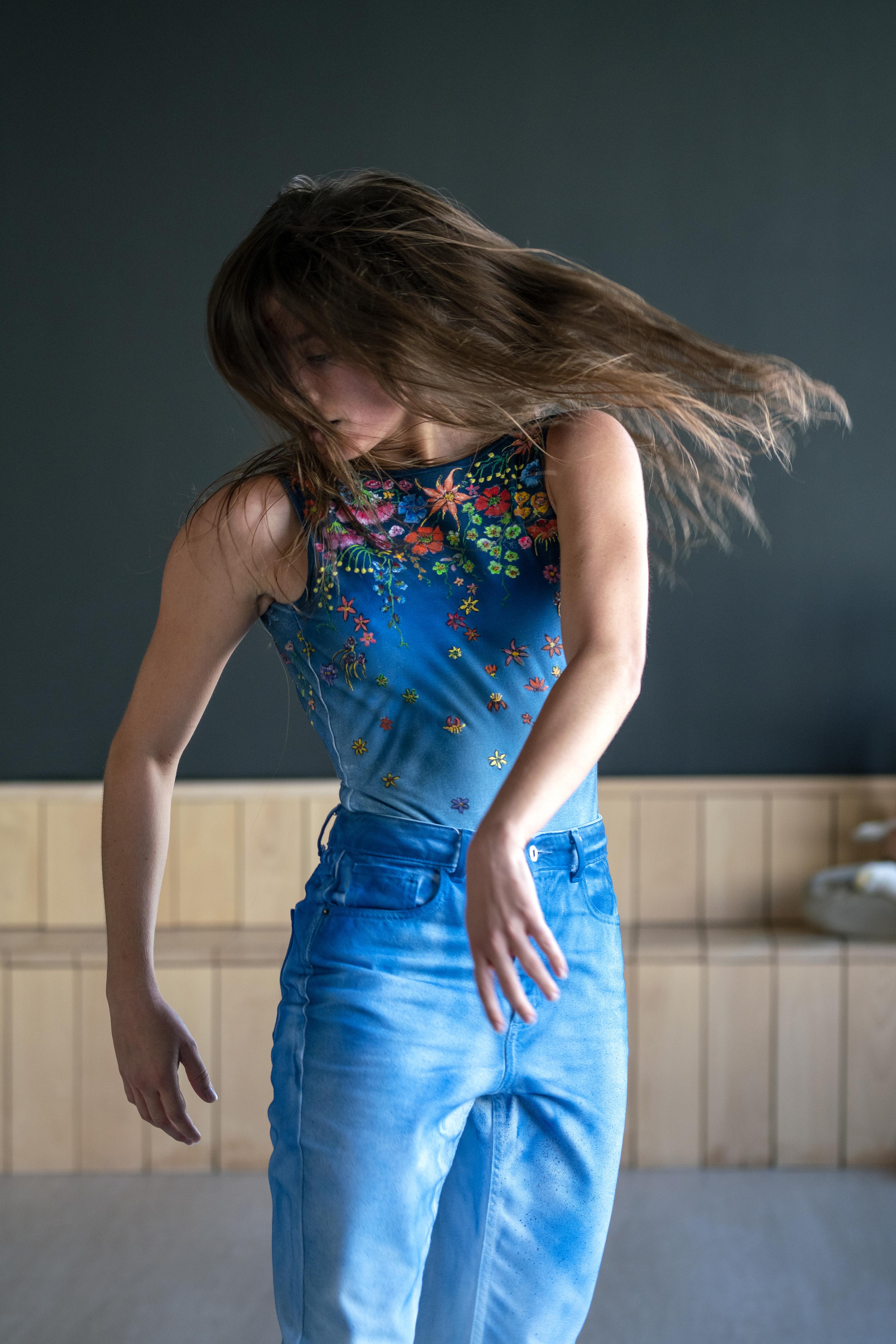 Danseuse vêtue de bleu en mouvement