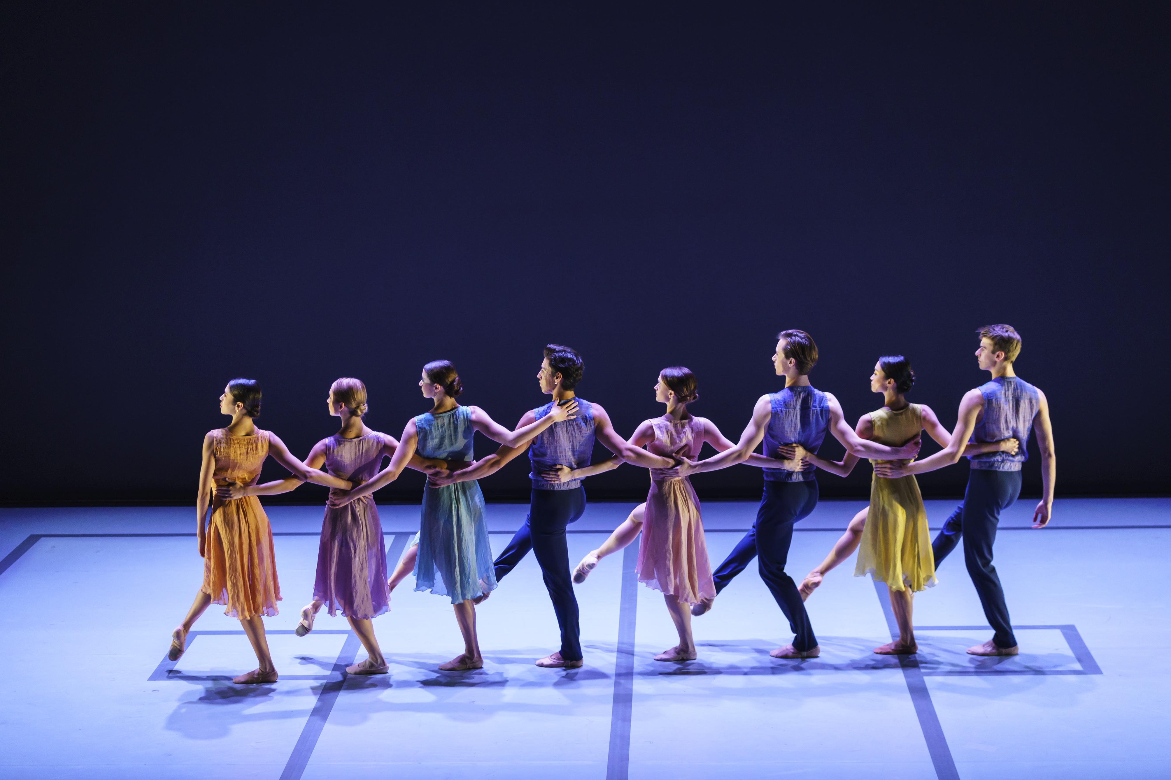 Danseurs de dos en ligne se tenant par la taille
