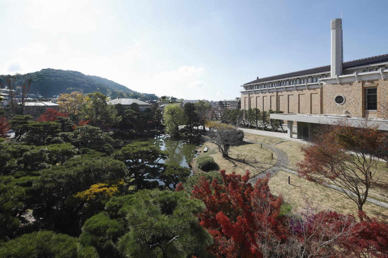 Vue en contre-plongée du jardin japonais du Kyoto City KYOCERA Museum of Art