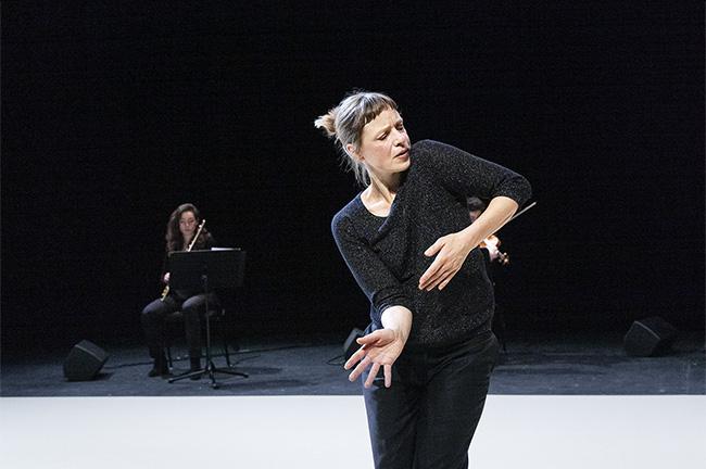 Danseuse de Giselle… de François Gremaud en premier plan, une musicienne en arrière-plan