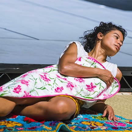 Danseuse presque couchée avec une couverture