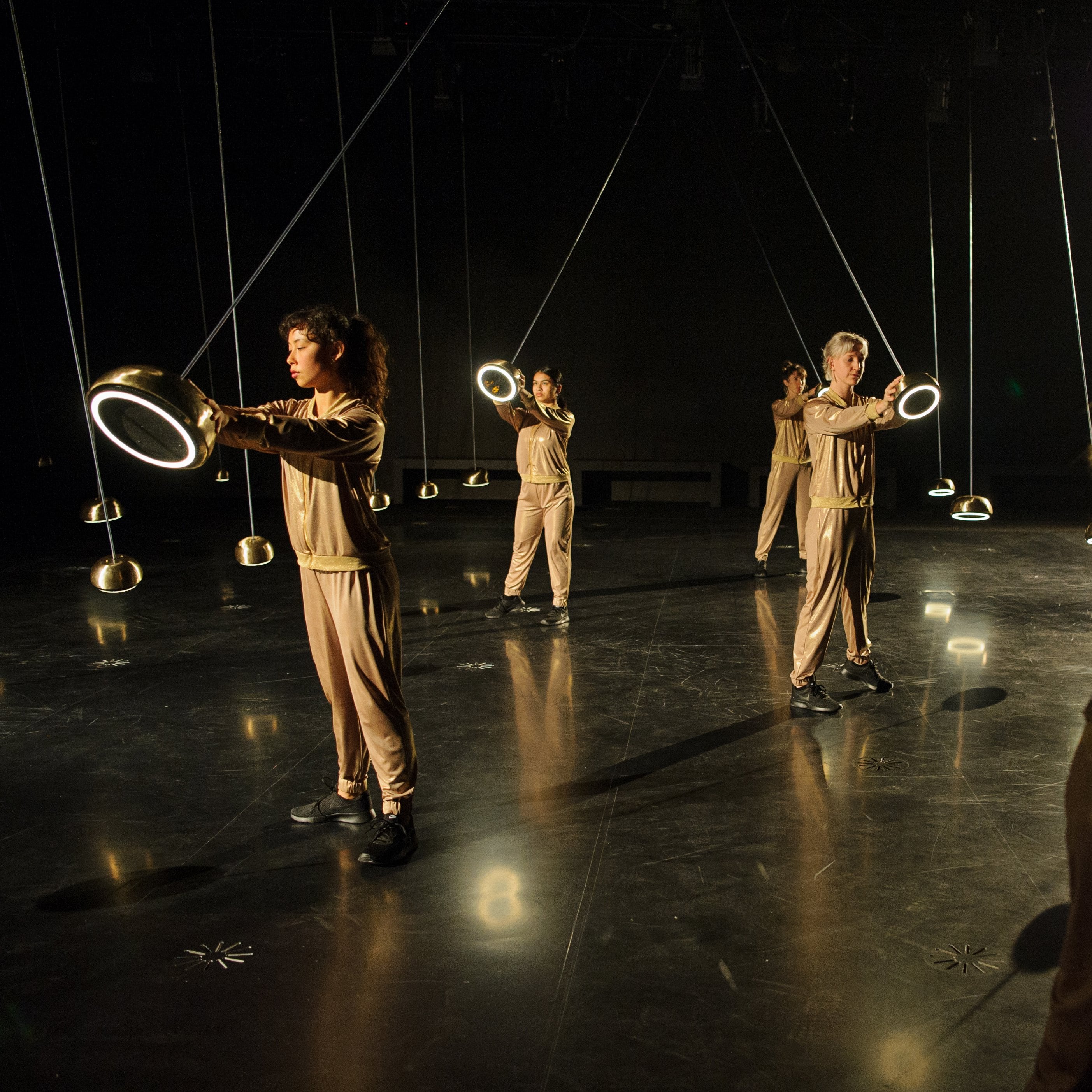 Danseurs tenant chacun un pendulum