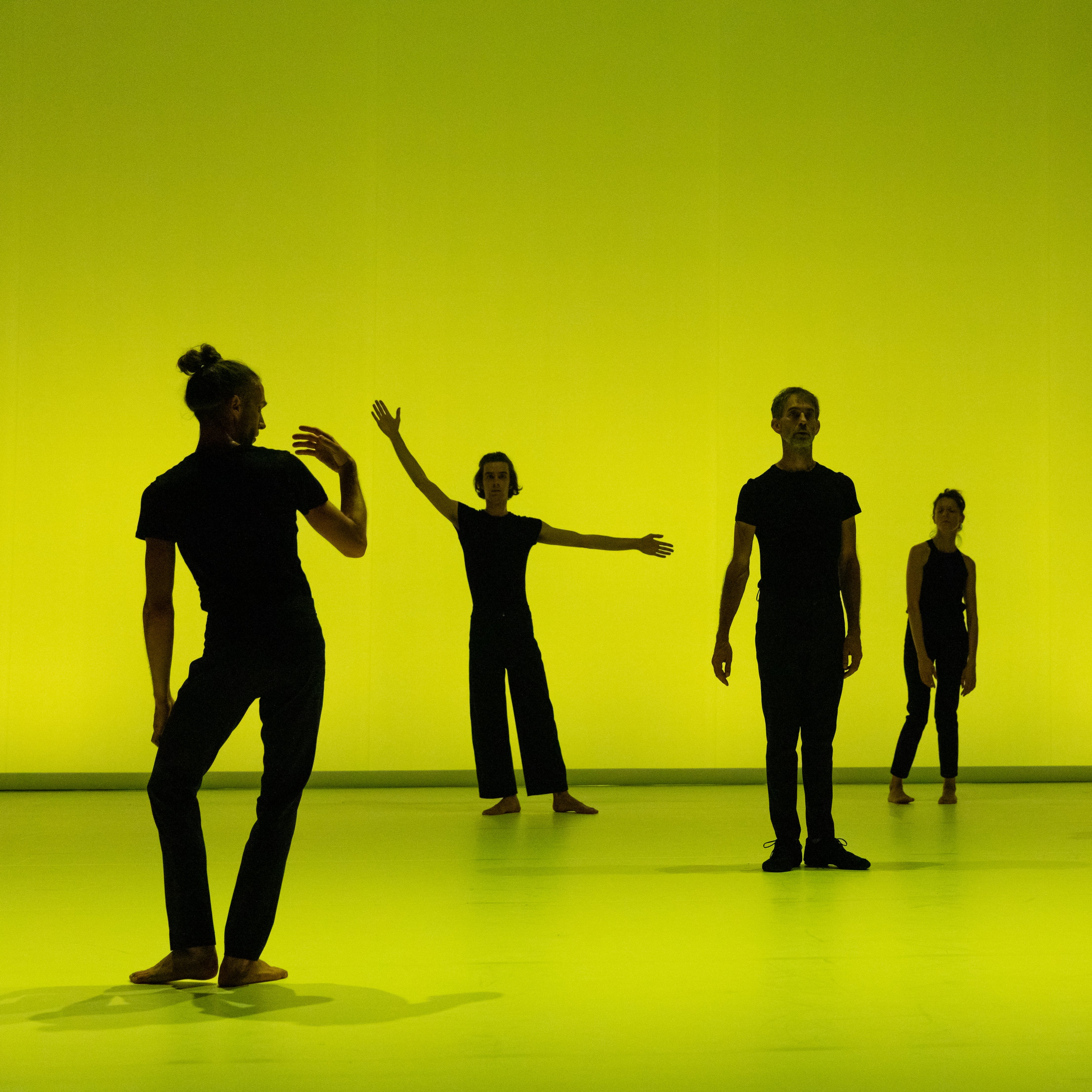 Danseurs devant un fond jaune