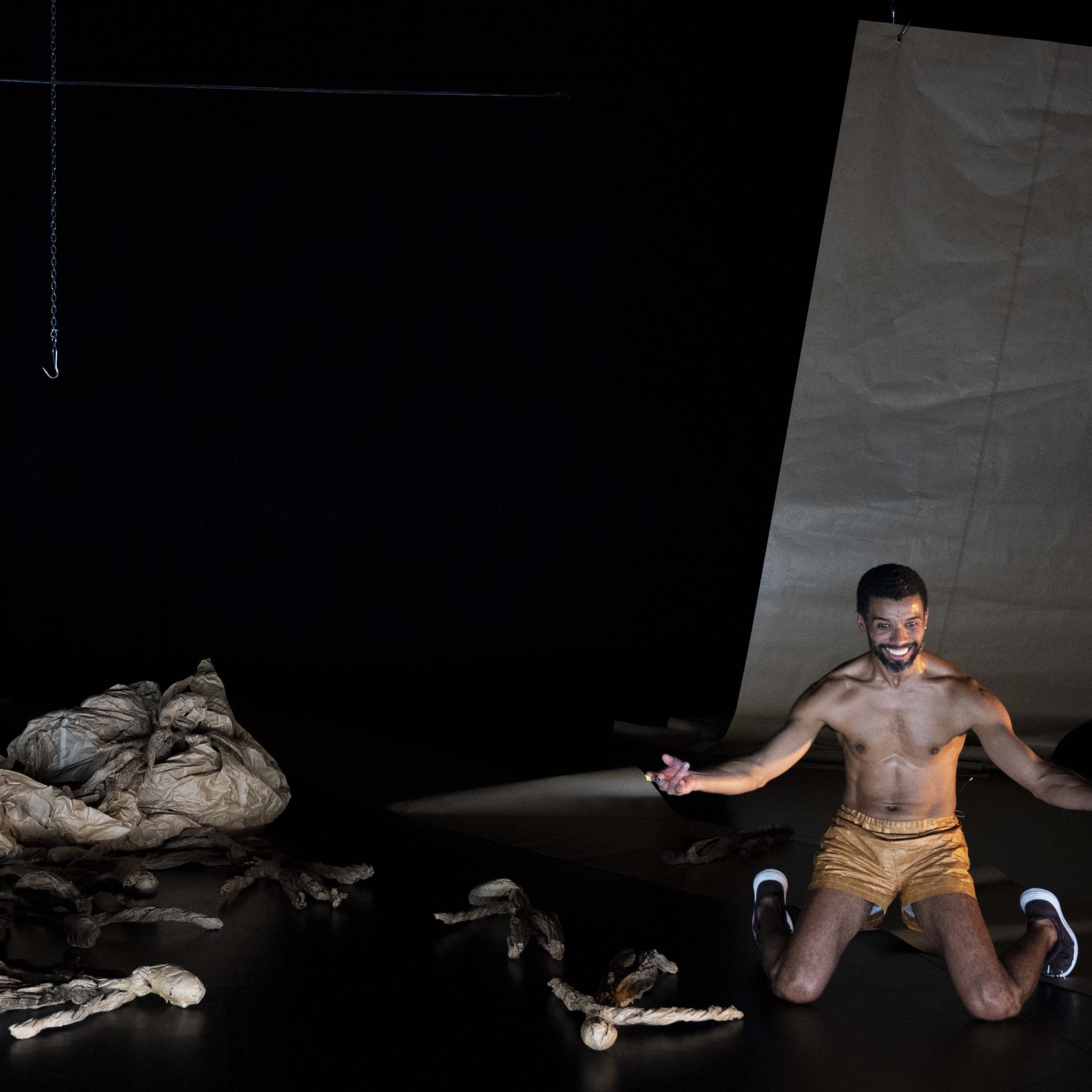 danseur dans IL FAUX de Calixto Neto