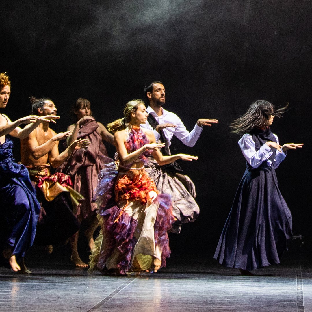 Danseurs vêtus de costumes colorés dans LOVETRAIN2020 d’Emanuel Gat