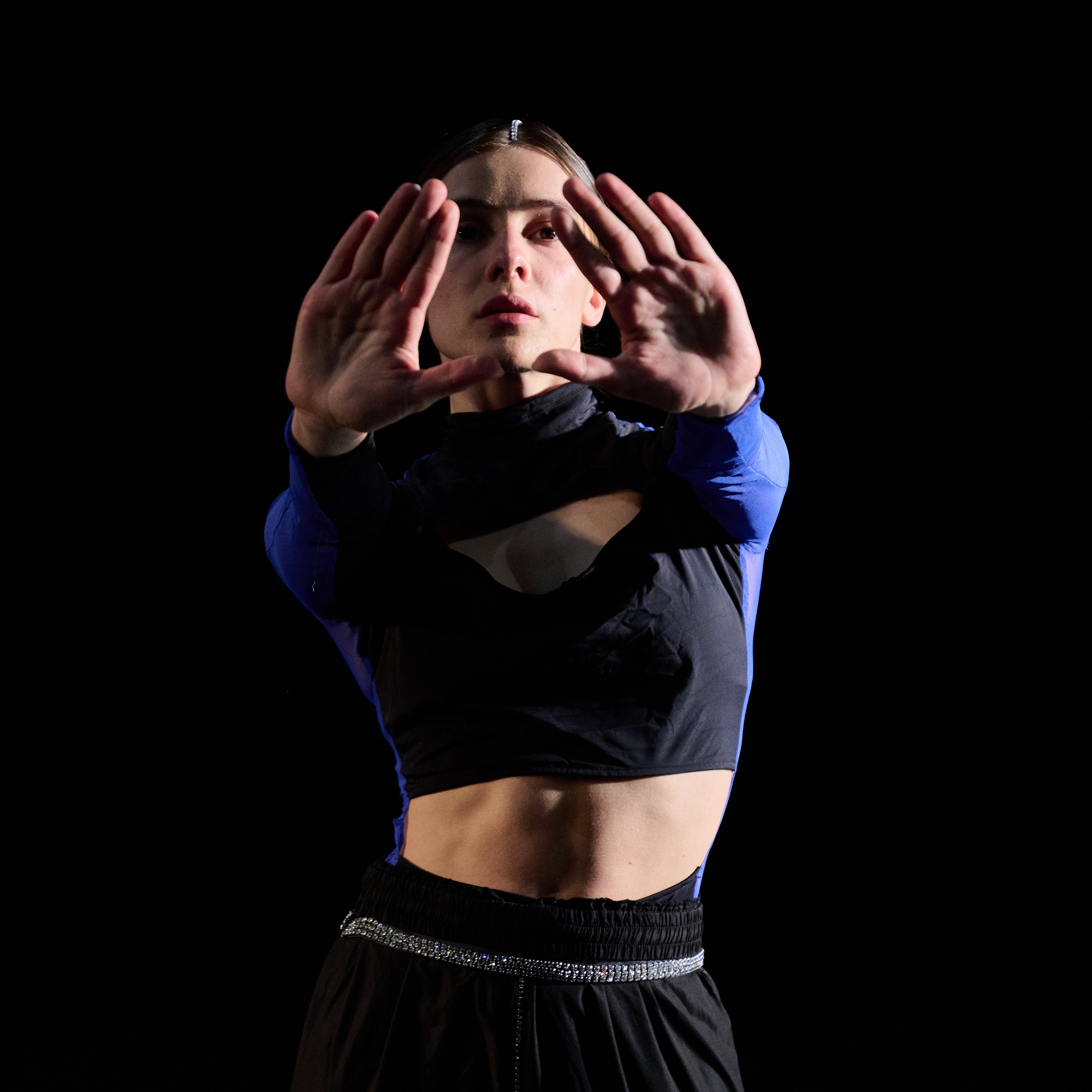 Danseuse de face, bras tendus vers la caméra, extrait de FOR YOU/NOT FOR YOU