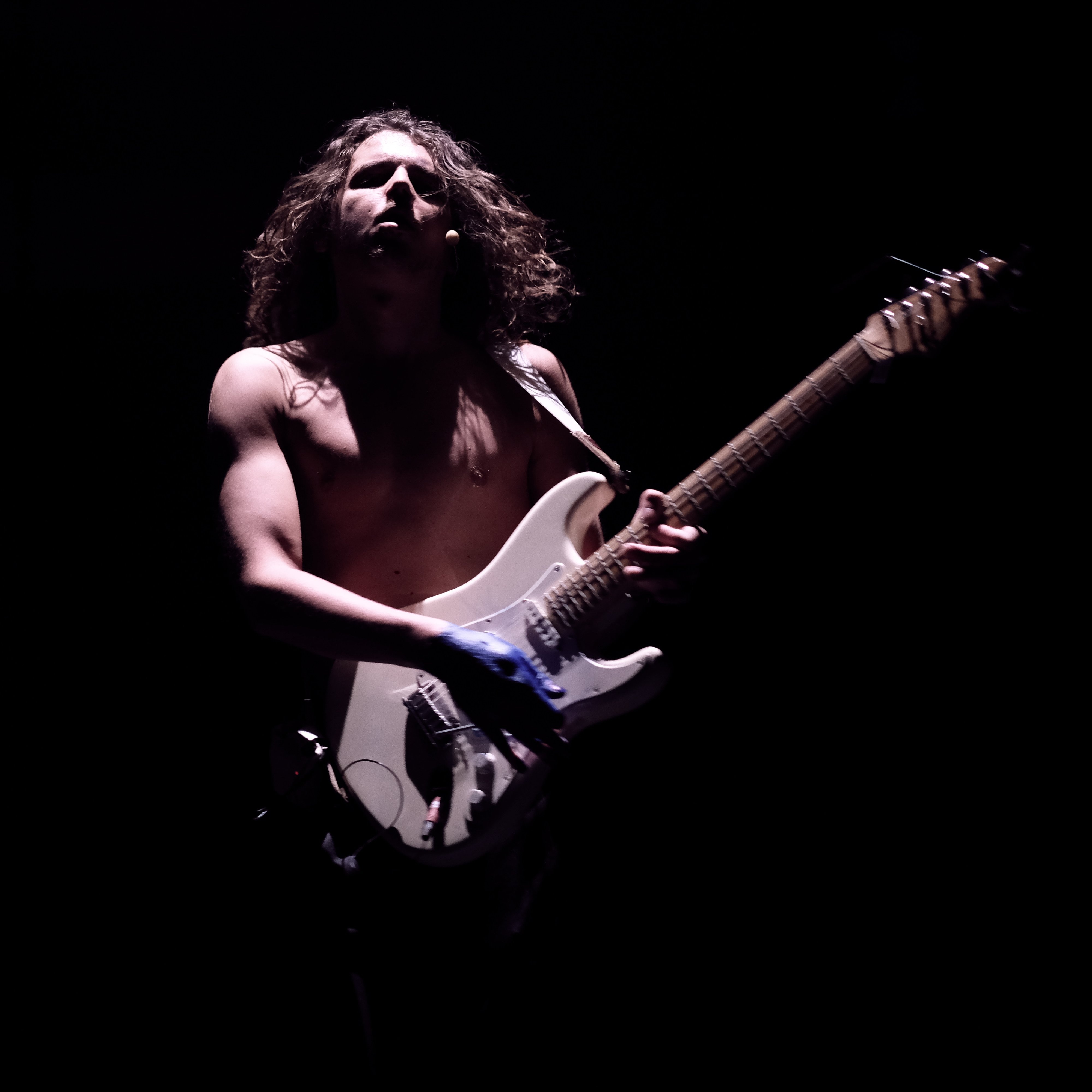 Homme jouant de la guitare électrique, extrait de Ghost Writer and the Broken Hand Break