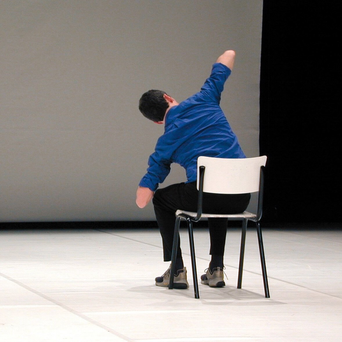 Danseur assis sur une chaise de dos, extrait de Produit de circonstances