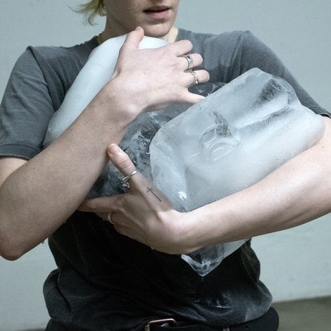 Personne portant des blocs de glace, extrait de The Second Body