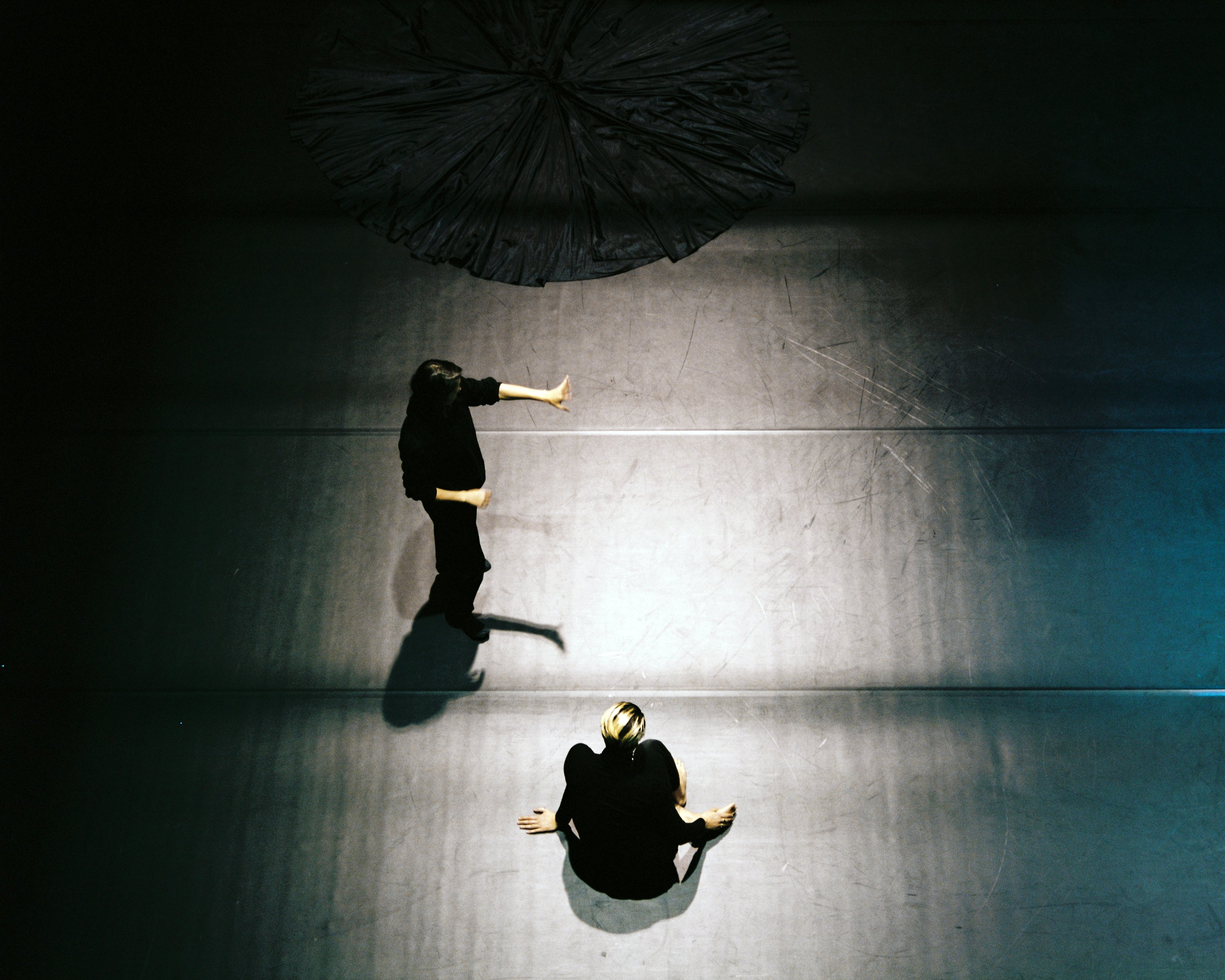 Deux danseurs en répétition sur scène.