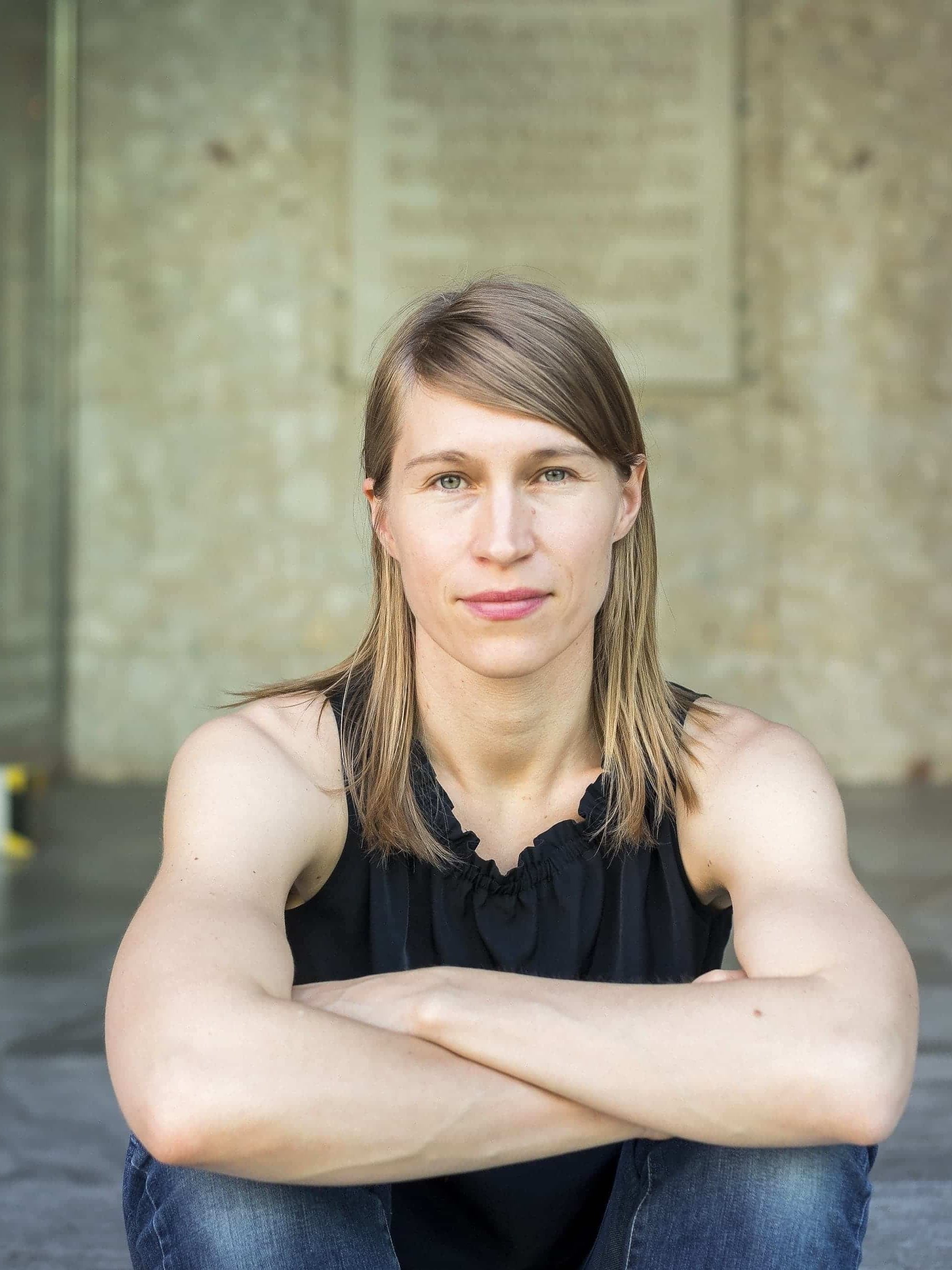 「Mette Ingvartsen交叉雙臂的照片」