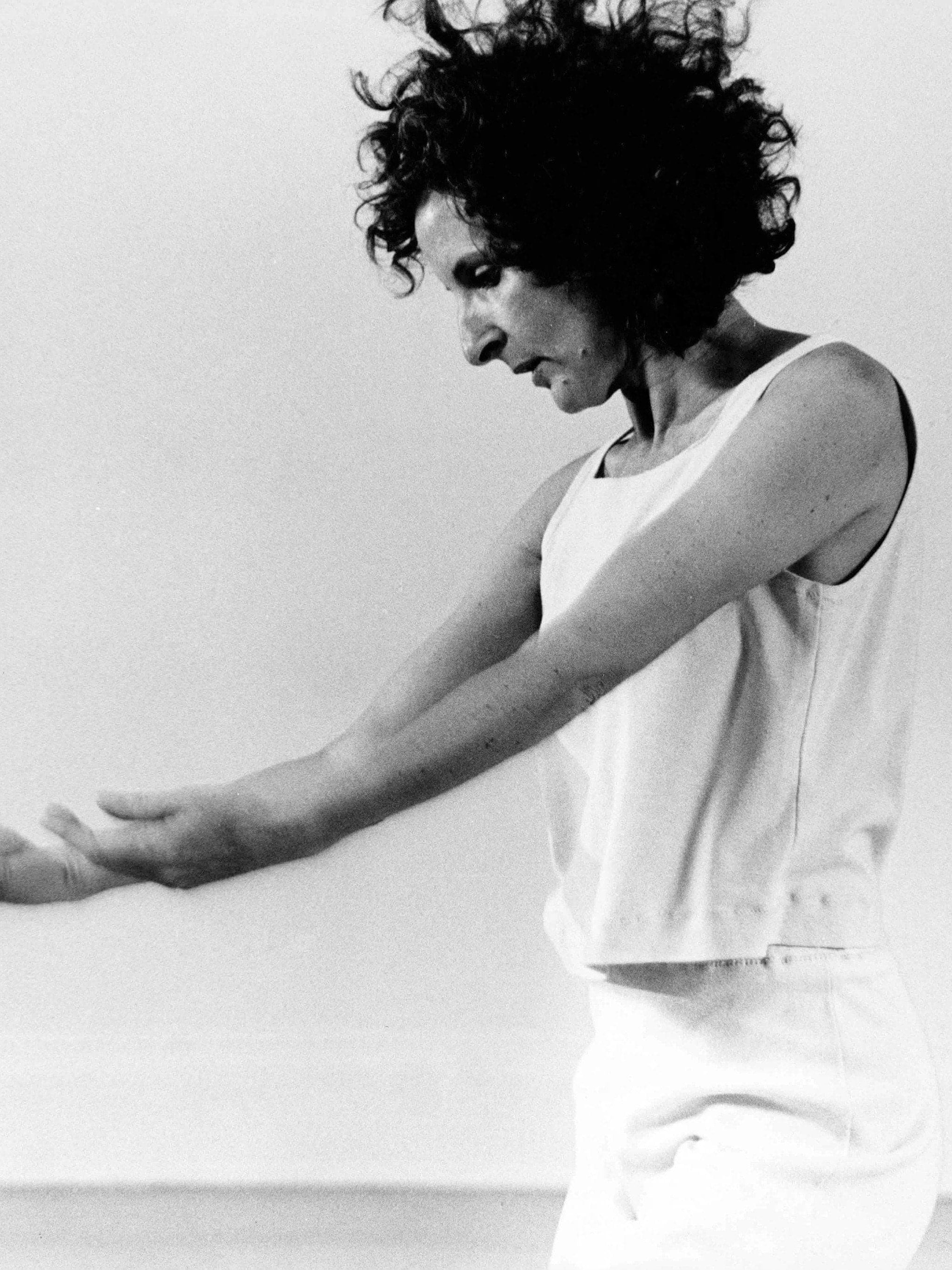 Portrait de Trisha Brown dansant en noir et blanc