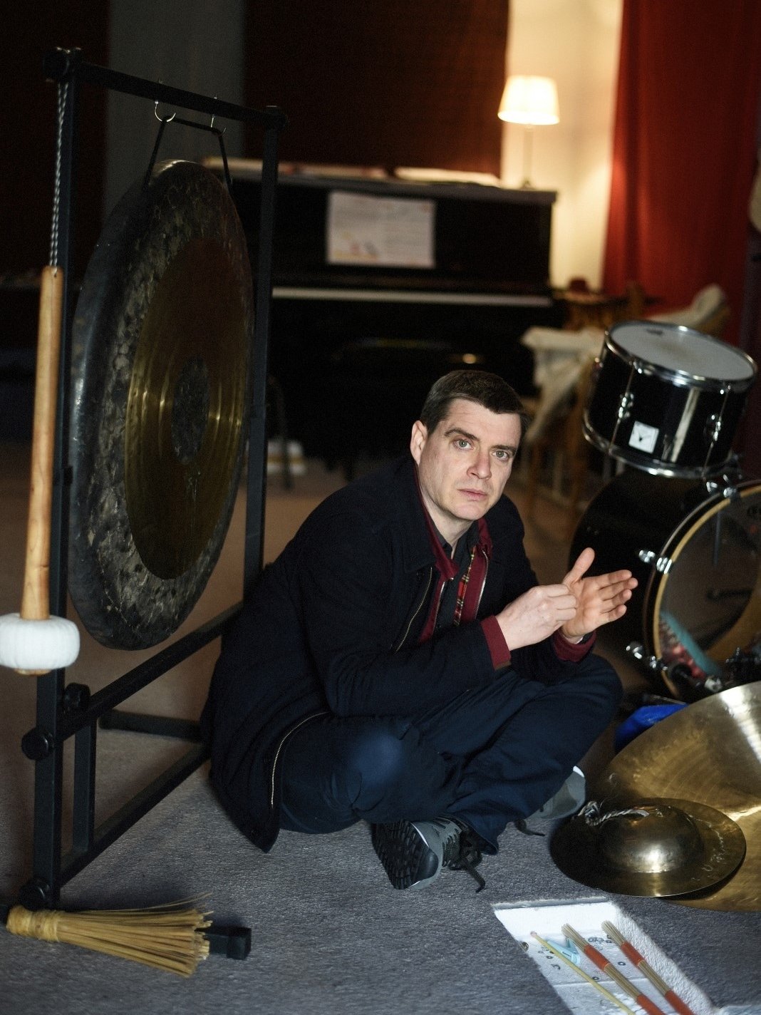 Portrait de Will Guthrie assis au sol