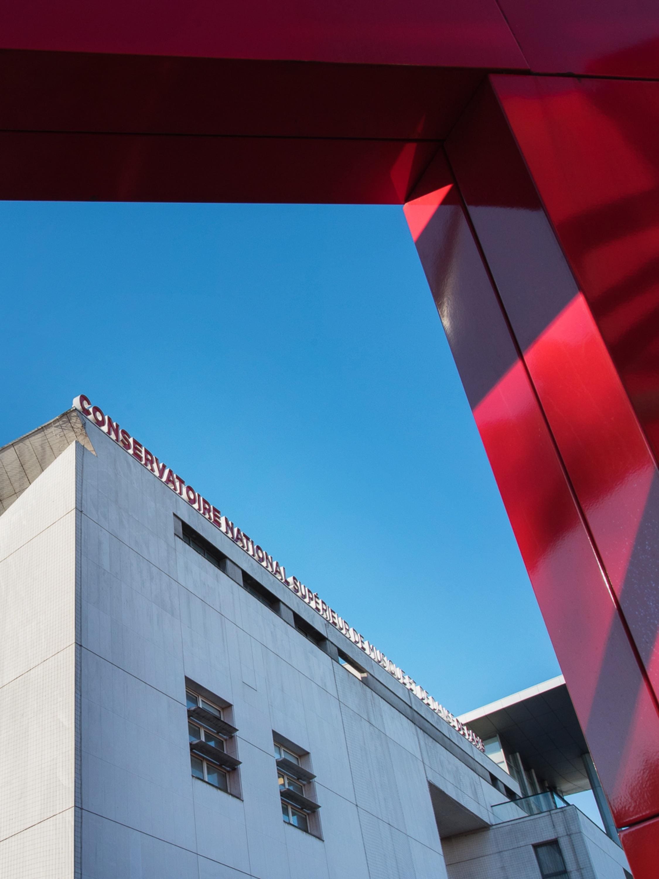 Vue extérieure en contre-plongée du Conservatoire de Paris