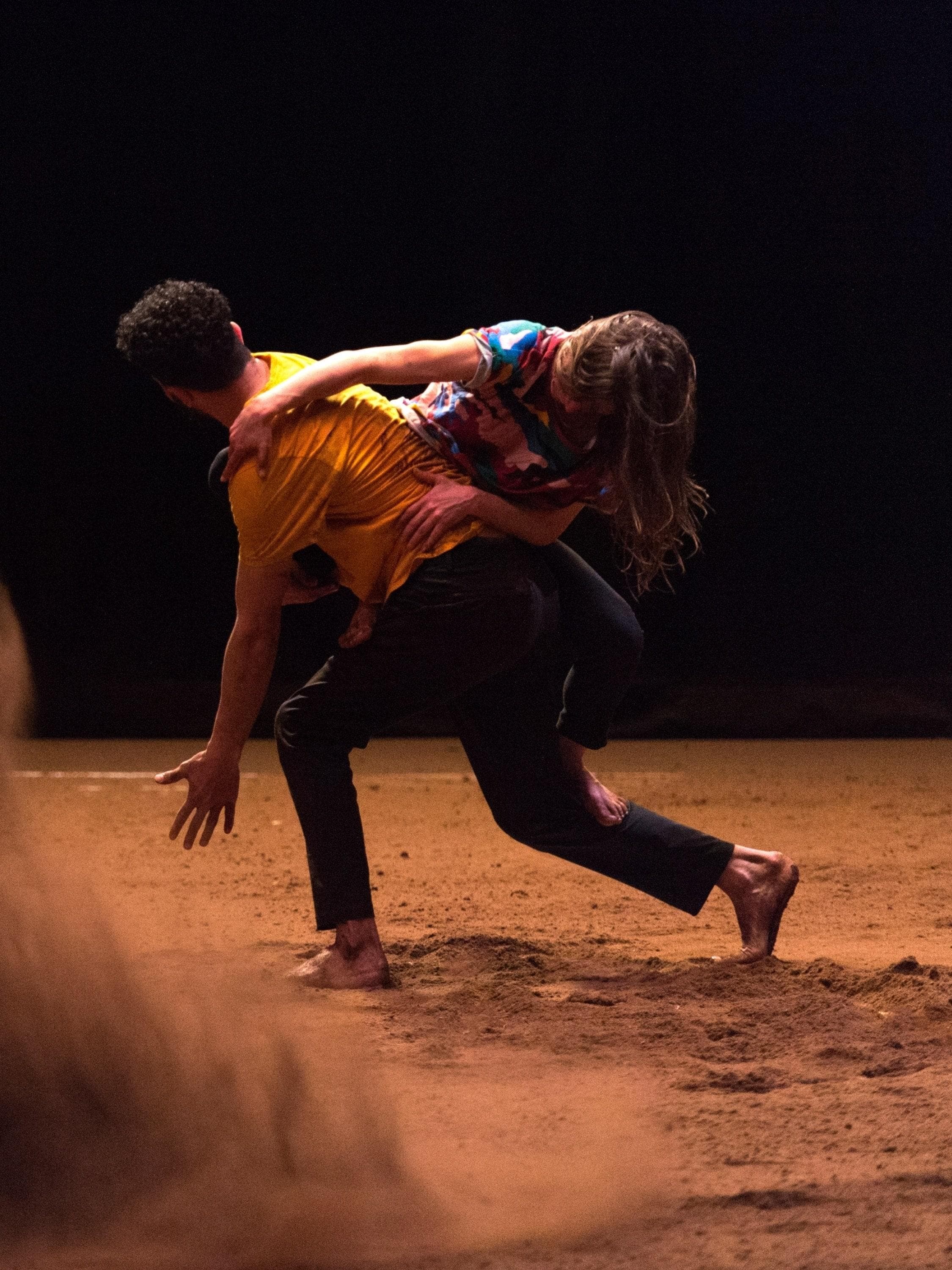 Danseurs dans le spectacle Une maison de Christian Rizzo