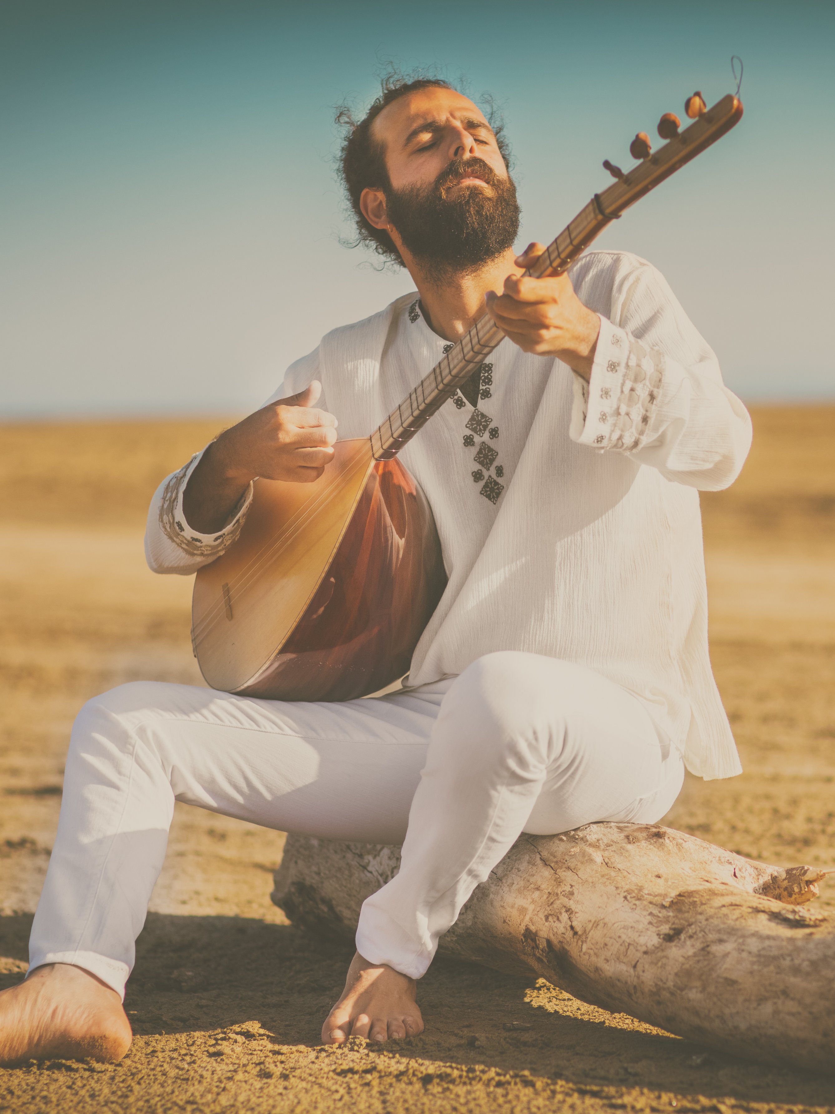 Musicien en vêtements blancs qui joue un instrument