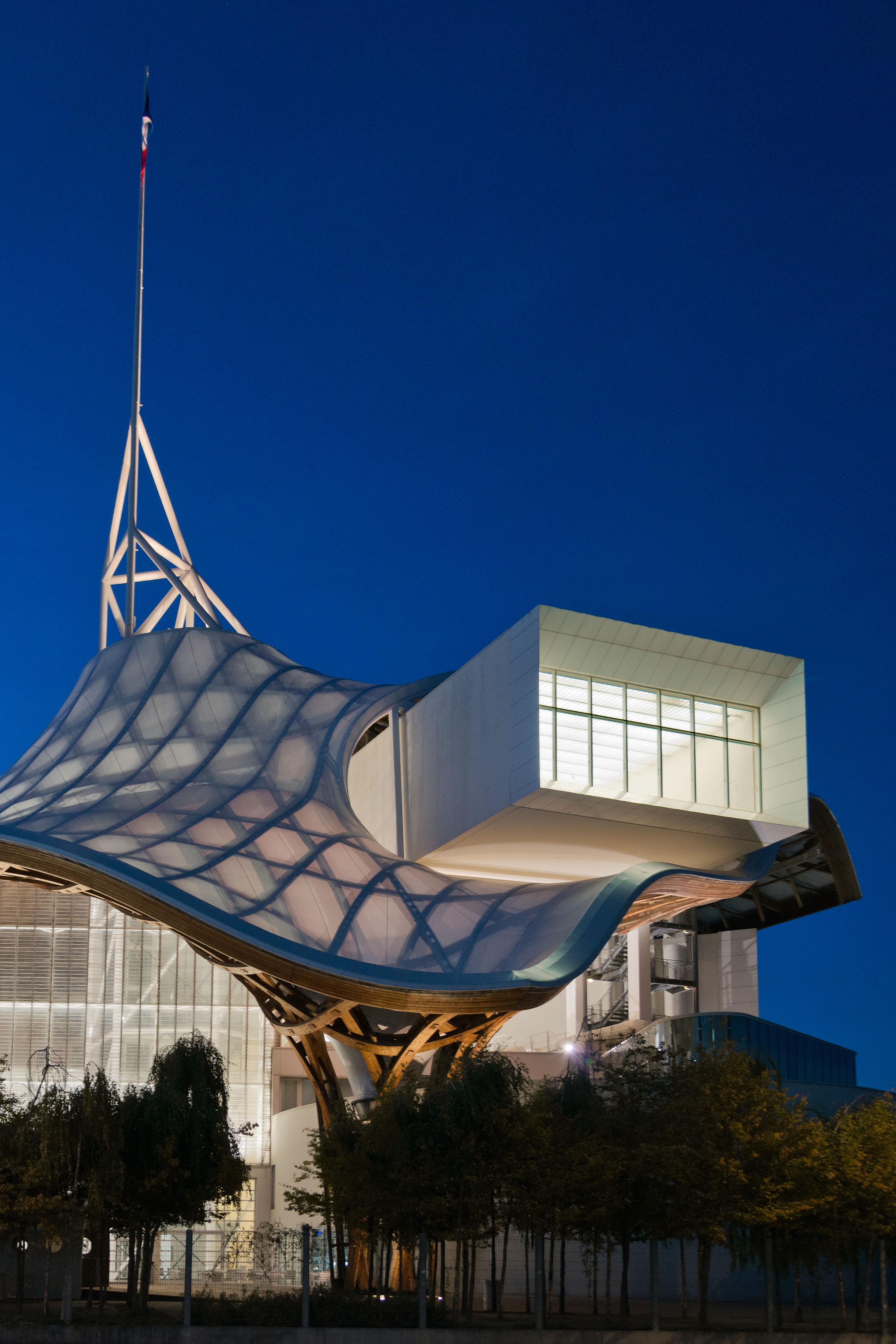 Vue nocturne de l’extérieur du bâtiment du Centre Pompidou-Metz 