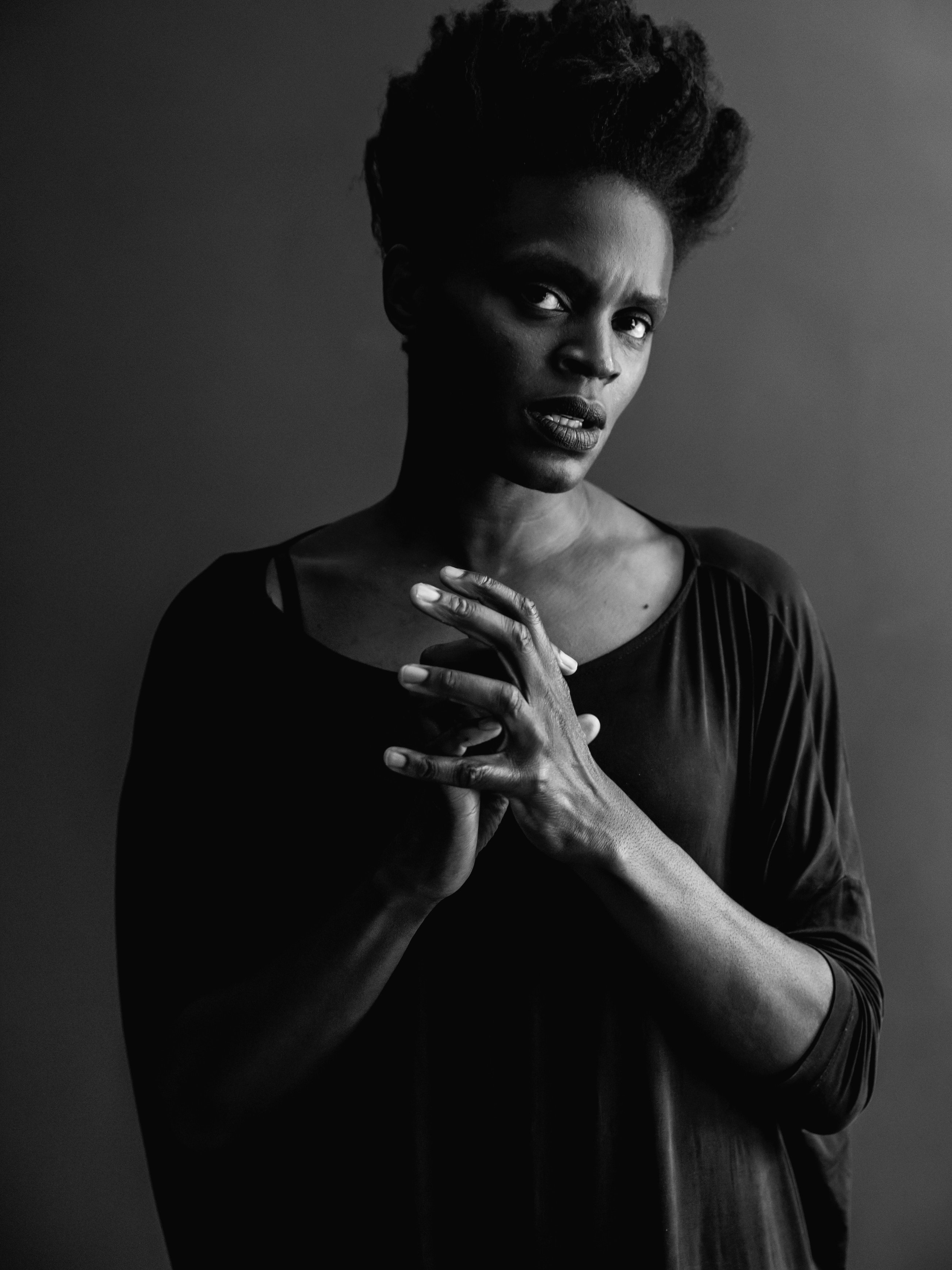 Portrait en noir et blanc de Okwui Okpokwasili