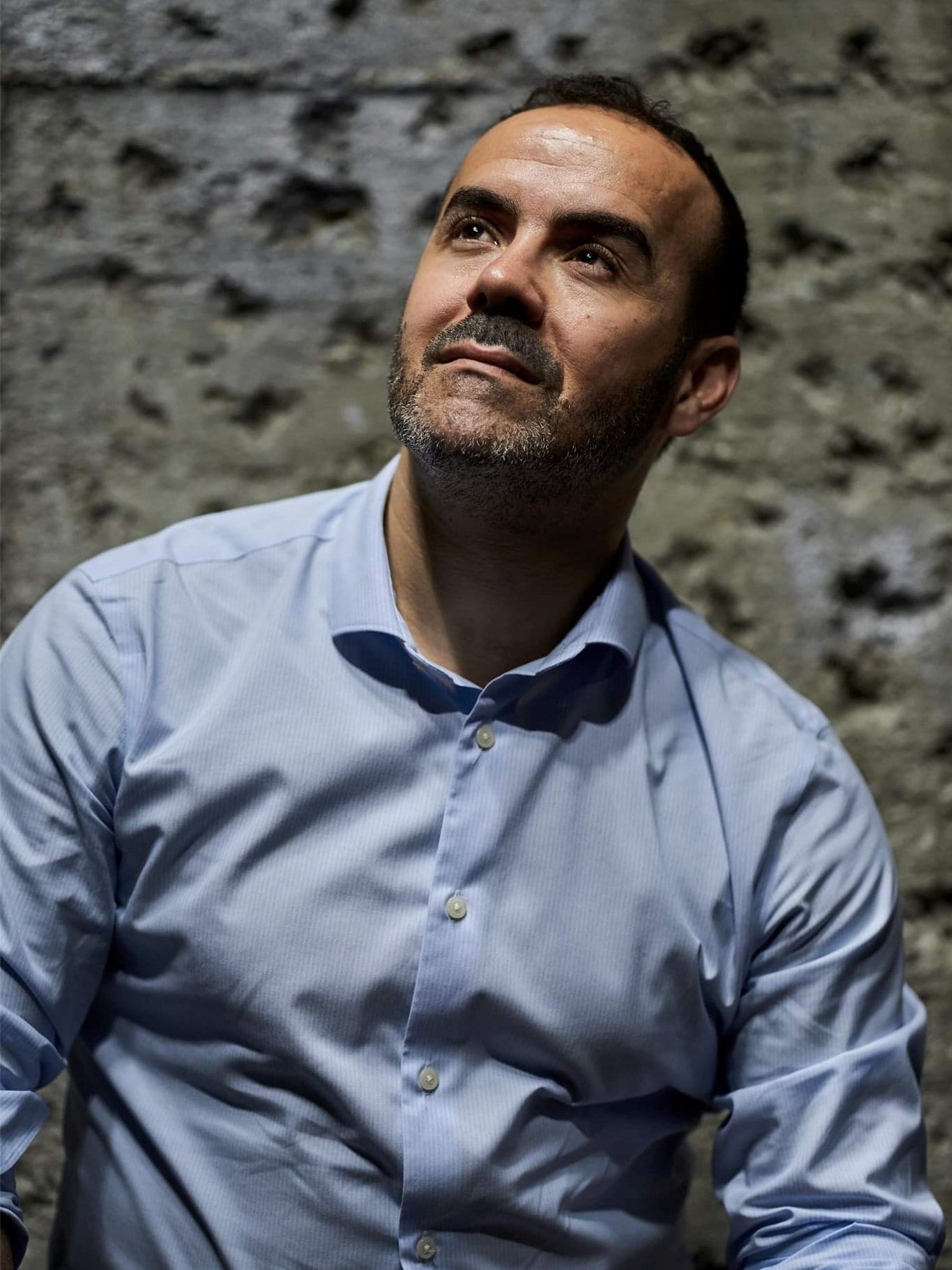 Portrait de Fouad Boussouf, regardant vers le haut