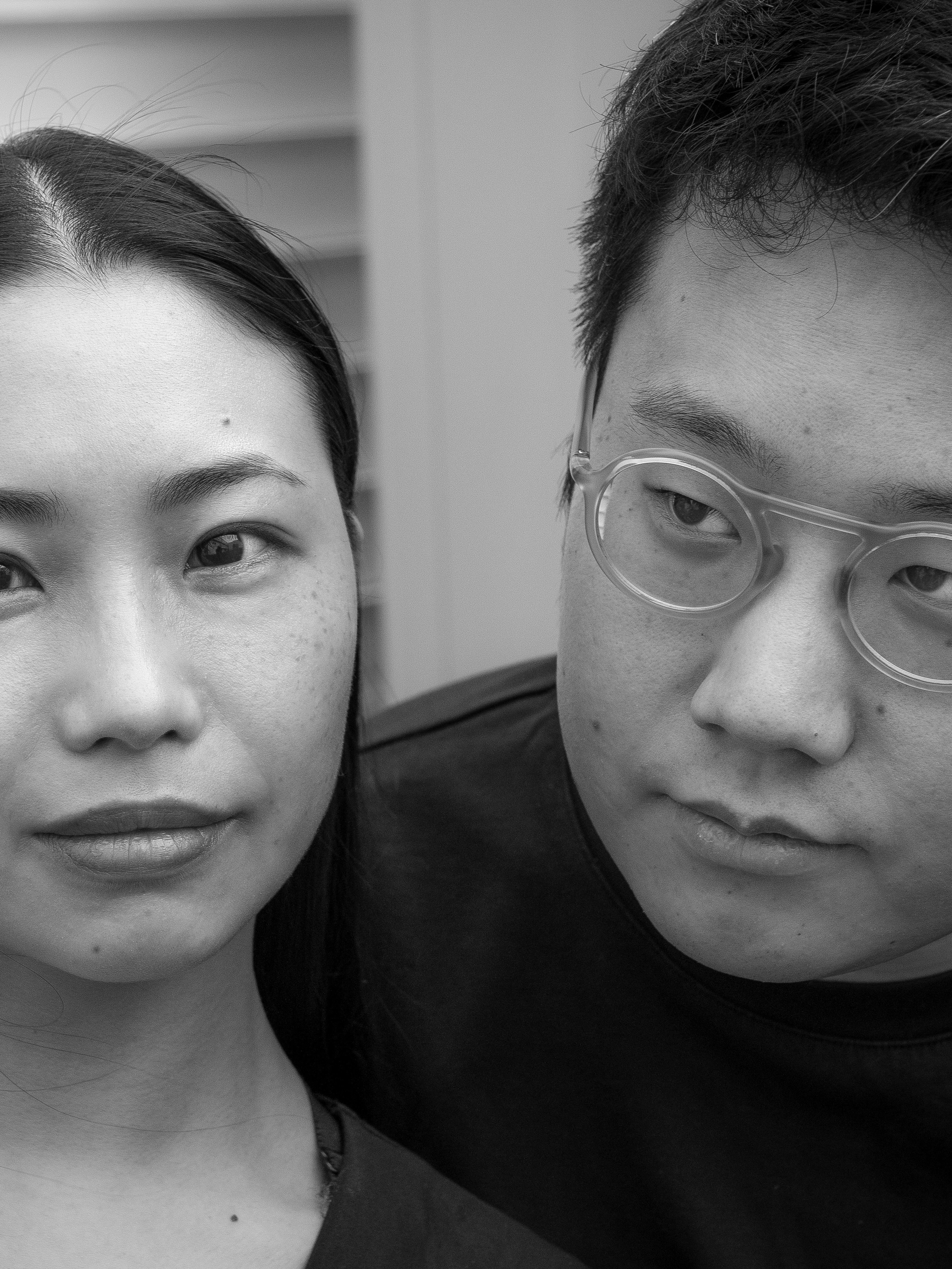 Portrait du duo en noir et blanc