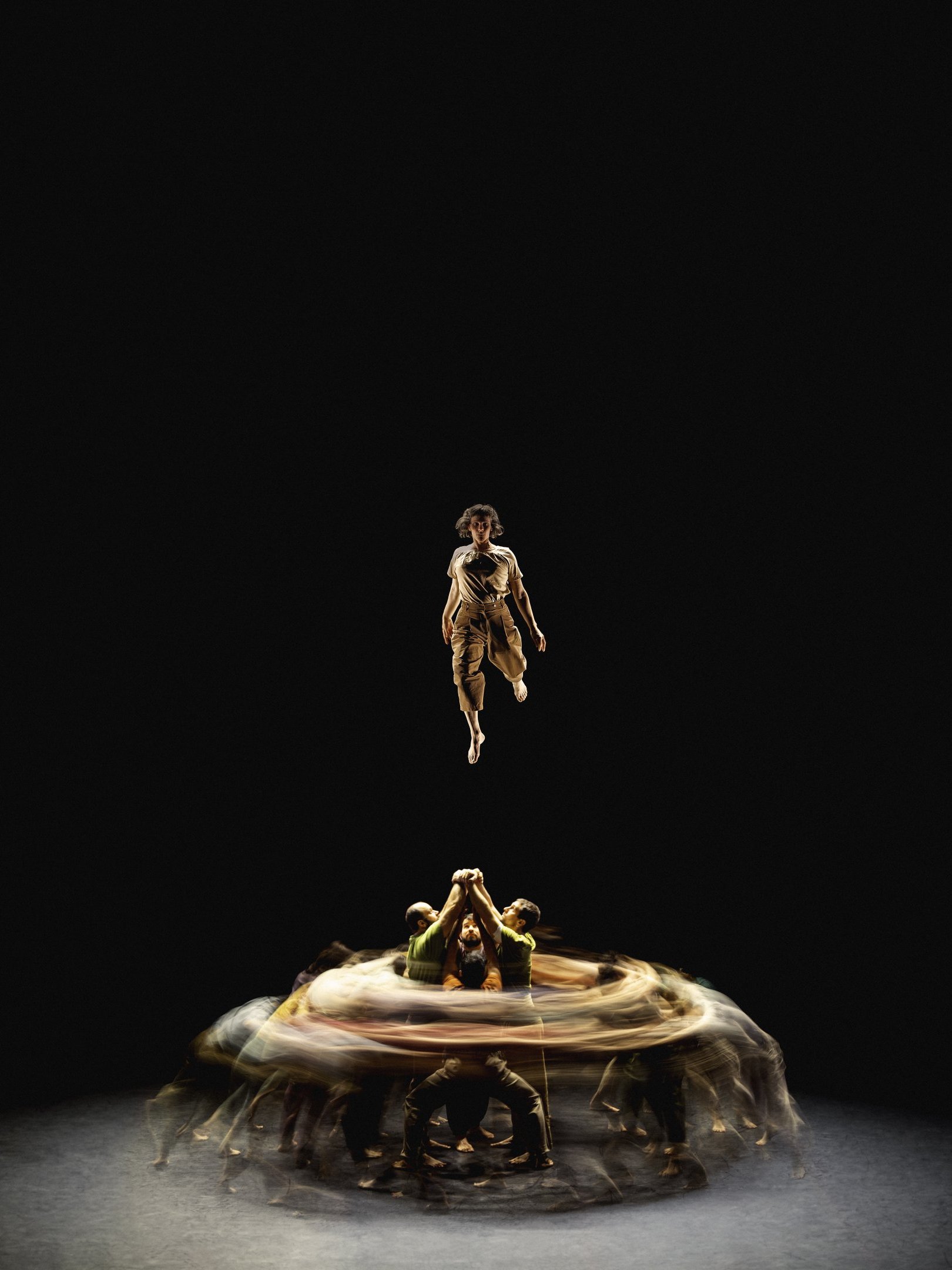 Figure de groupe avec l'effet visuel d'un tourbillon